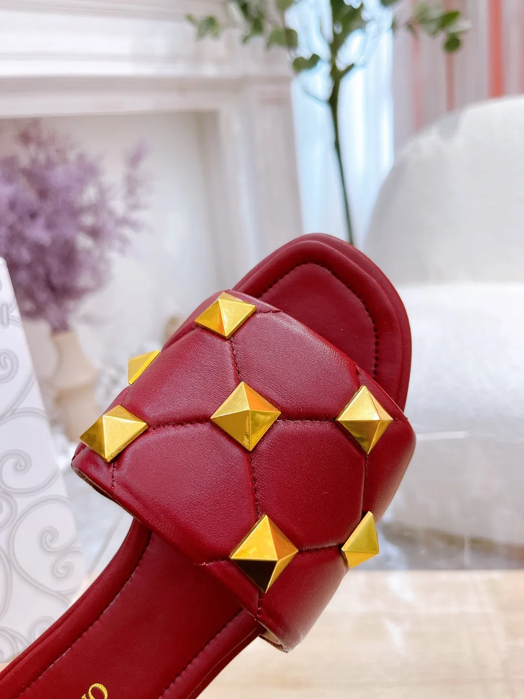 👟👟Ex-factory price 380👟👟 Genuine leather sole +40 Valentino.Valentino👑👑Rivets The latest series of the slippers counter, the highest version, perfect details, a very eye-catching catwalk series launched [strong][strong] V's popular rivet elements, luxurious and gorgeous! Various colors can be matched with beautiful clothes in spring and summer. There are many choices🎉🎉Exquisite and durable. It is copied at 1:1 of the original product. The upper foot is very pedicure-like. The key point is that it is very good and easy to control. It does not grind the feet and does not tire the feet. It is a walking artifact. The last shape is completely compared to the counter. The details are perfect. Without the original version, it would not be so exquisite! (Note! The heel shape and height are exclusively molded according to the original version, and are not randomly substituted by the market🐂) The color and texture of the fasteners are consistent with the original version! Fabric: Sheepskin Lining: Sheepskin lining 5 colors: off-white, black, bare, burgundy, pink Size: 34 to 41 (34, 40, 41, custom-made, non-refundable and non-exchangeable) Heel height: flat rubber bottom: genuine leather bottom: